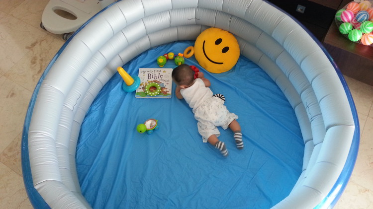 6 months old - discovery time crawling, discovery, sensory, baby, gross motor, colors