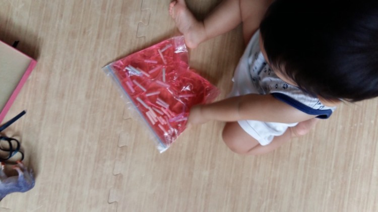 11 months old - sensory bag sensory, fine motor skill, motorik, mainan bayi, mainan anak, sensori box, sensory bag, colors, toddler