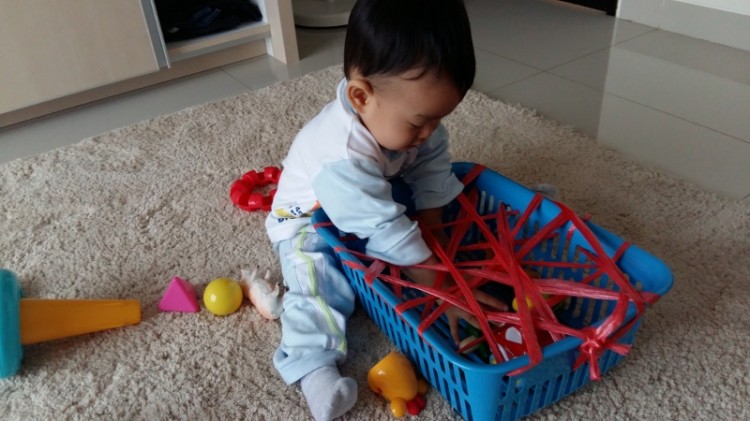 12 months old - discovery box. Gave us an extra 15 minutes snooze each morning sensory, fine motor skill, motorik, mainan bayi, mainan anak, sensori box