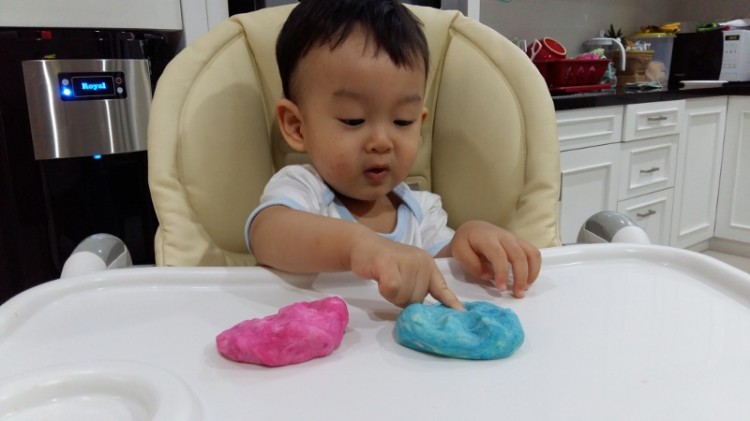 14 months old - playing with homemade playdough. What is this weird texture?! homemade playdough, homemade, playdough, toddler play, mainan anak, main playdough