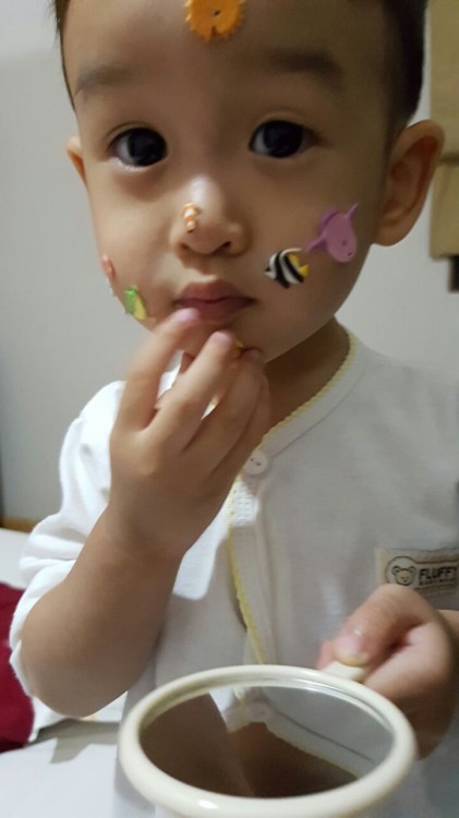 main stiker sama Oma